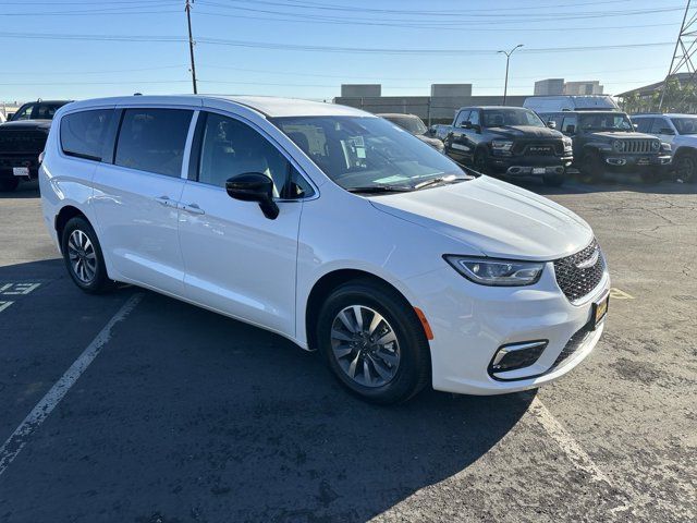 2025 Chrysler Pacifica Hybrid Select