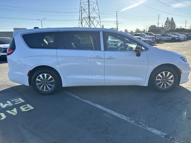 2025 Chrysler Pacifica Hybrid Select