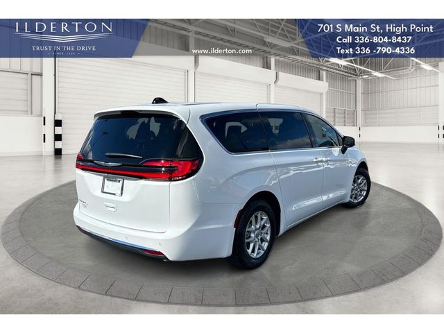 2025 Chrysler Pacifica Select