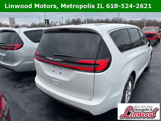 2025 Chrysler Pacifica Select