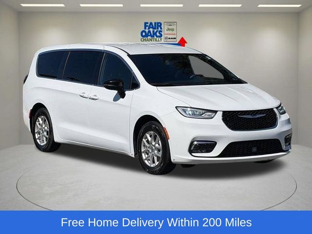 2025 Chrysler Pacifica Select