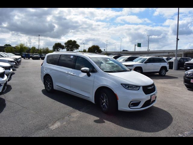 2025 Chrysler Pacifica Hybrid Pinnacle