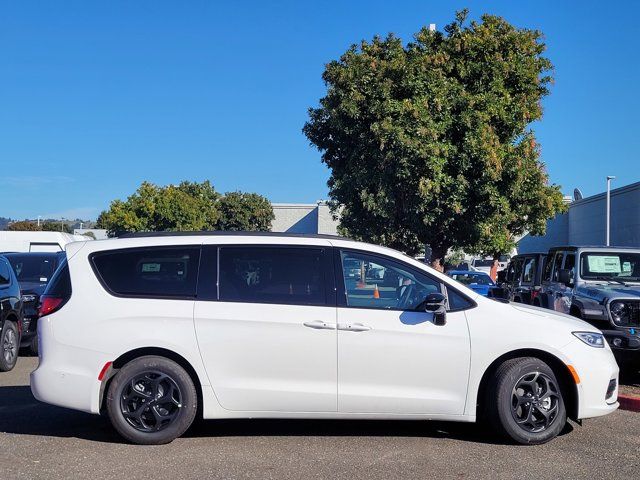 2025 Chrysler Pacifica Hybrid Premium S Appearance Pkg