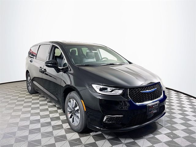 2025 Chrysler Pacifica Hybrid Select