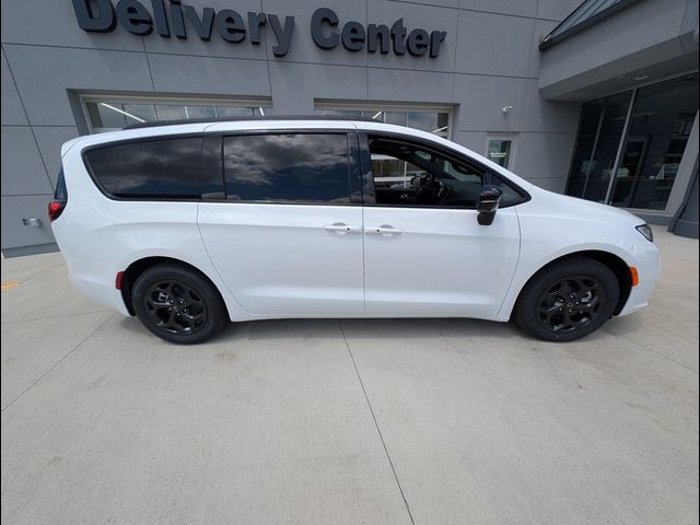 2025 Chrysler Pacifica Hybrid Premium S Appearance Pkg