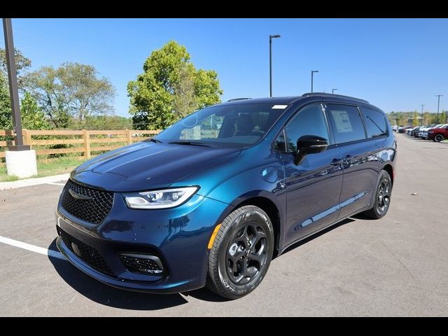 2025 Chrysler Pacifica Hybrid Premium S Appearance Pkg