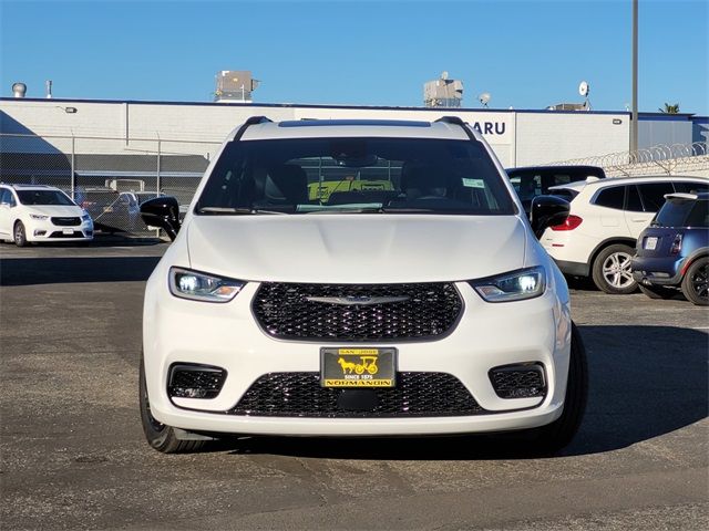 2025 Chrysler Pacifica Hybrid Premium S Appearance Pkg