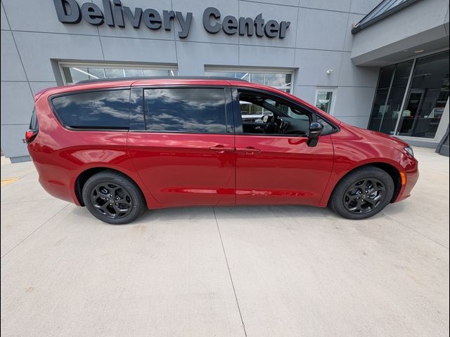 2025 Chrysler Pacifica Hybrid Premium S Appearance Pkg