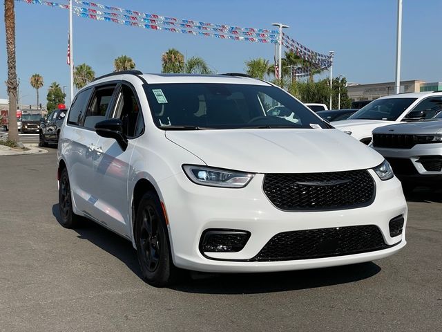 2025 Chrysler Pacifica Hybrid Premium S Appearance Pkg