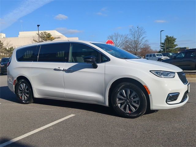 2025 Chrysler Pacifica Hybrid Select