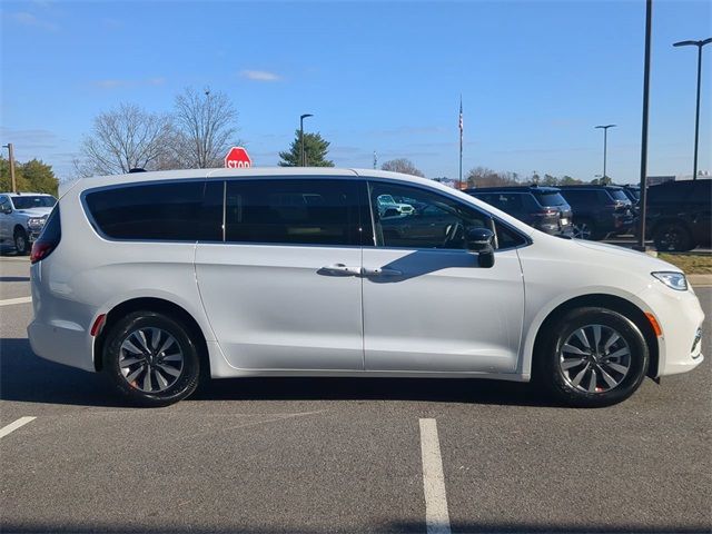 2025 Chrysler Pacifica Hybrid Select