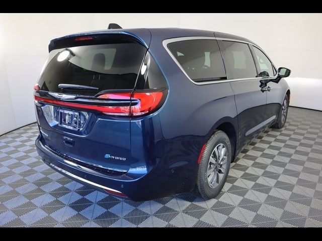 2025 Chrysler Pacifica Hybrid Select