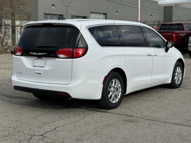 2025 Chrysler Voyager LX