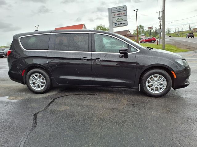 2025 Chrysler Voyager LX