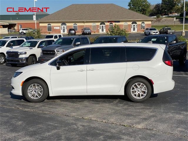 2025 Chrysler Voyager LX