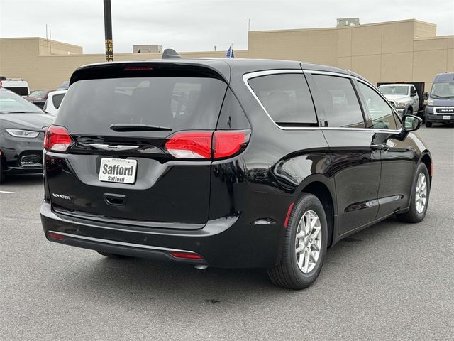 2025 Chrysler Voyager LX