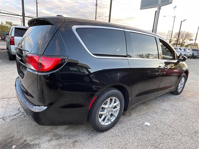 2025 Chrysler Voyager LX