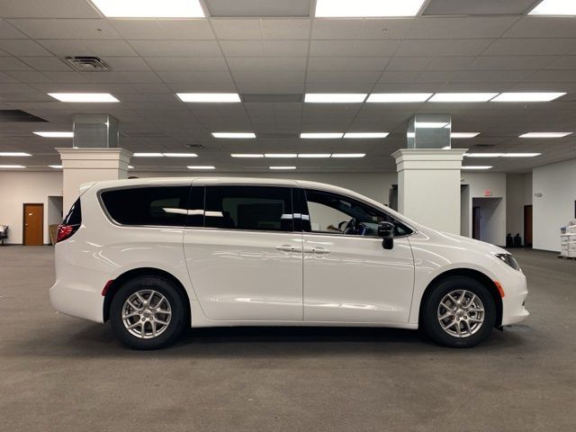 2025 Chrysler Voyager LX