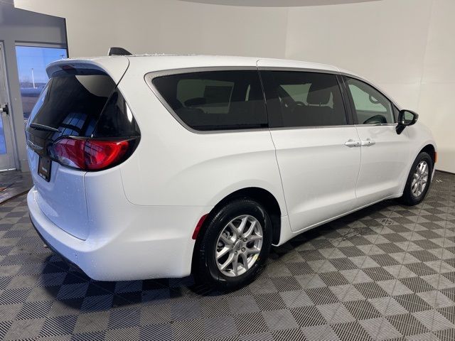 2025 Chrysler Voyager LX