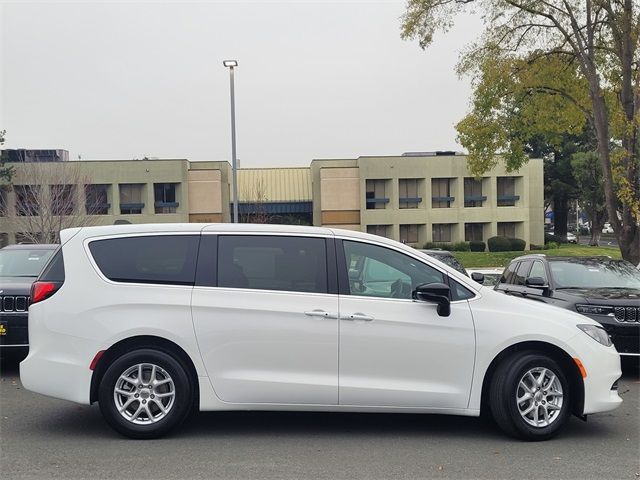 2025 Chrysler Voyager LX