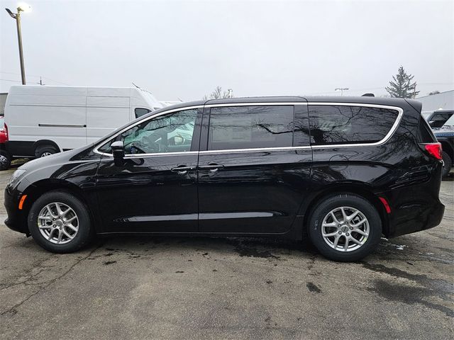 2025 Chrysler Voyager LX