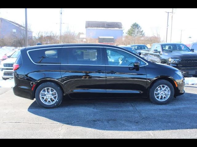 2025 Chrysler Voyager LX