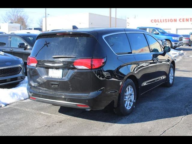 2025 Chrysler Voyager LX