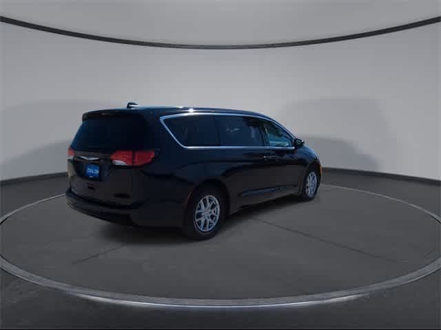2025 Chrysler Voyager LX