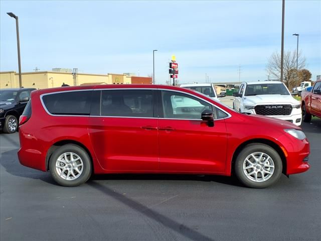 2025 Chrysler Voyager LX