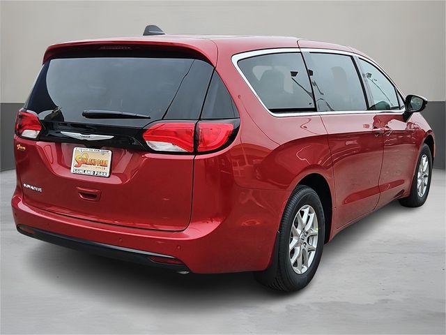 2025 Chrysler Voyager LX