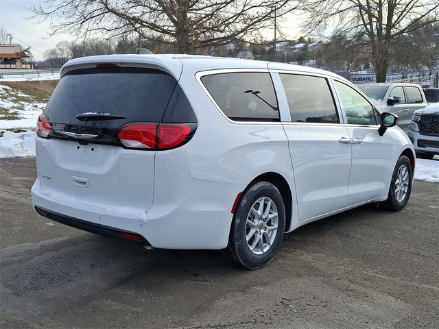 2025 Chrysler Voyager LX