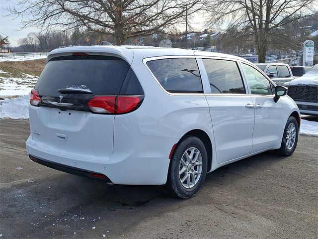 2025 Chrysler Voyager LX