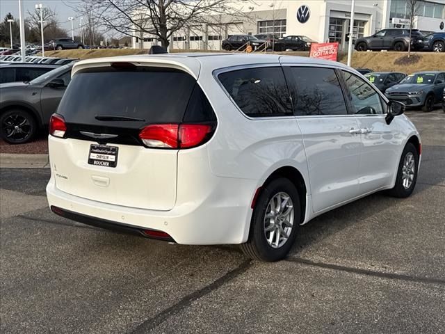 2025 Chrysler Voyager LX