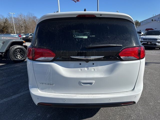 2025 Chrysler Voyager LX