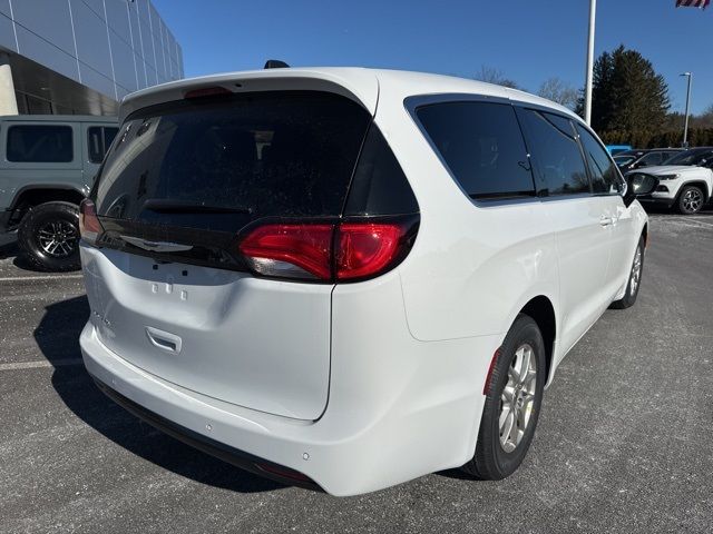 2025 Chrysler Voyager LX