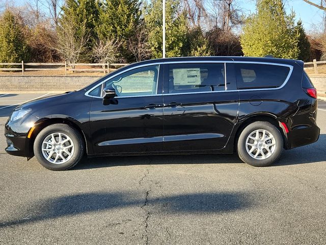 2025 Chrysler Voyager LX