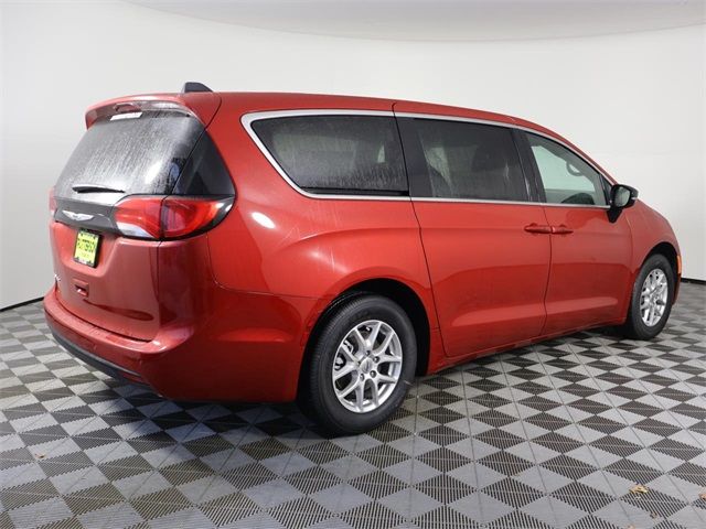 2025 Chrysler Voyager LX