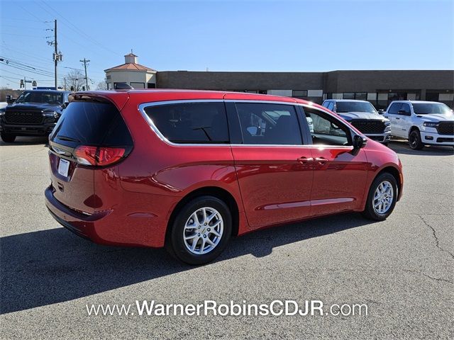 2025 Chrysler Voyager LX