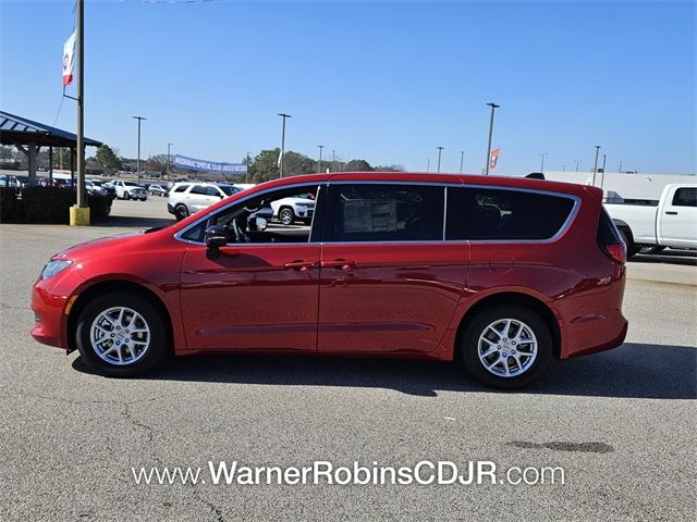 2025 Chrysler Voyager LX