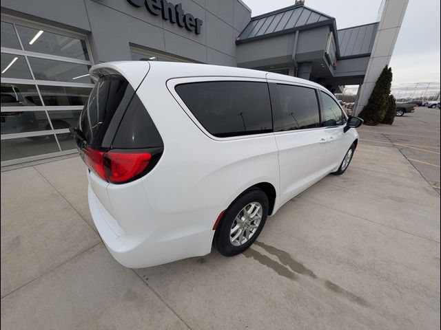 2025 Chrysler Voyager LX