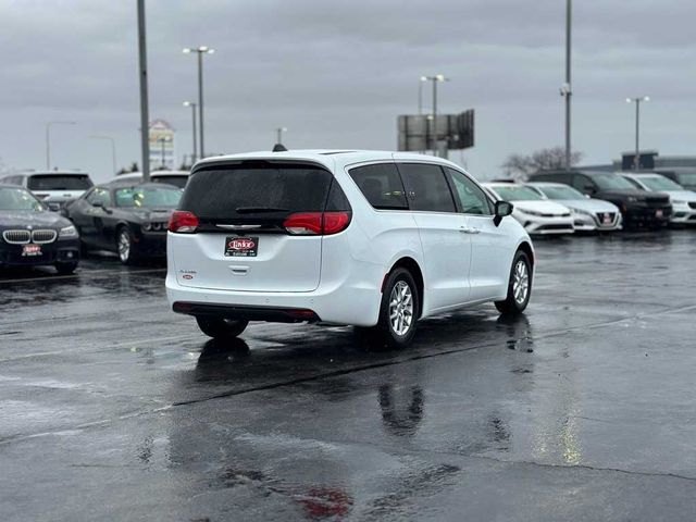 2025 Chrysler Voyager LX