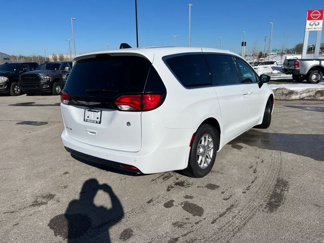 2025 Chrysler Voyager LX