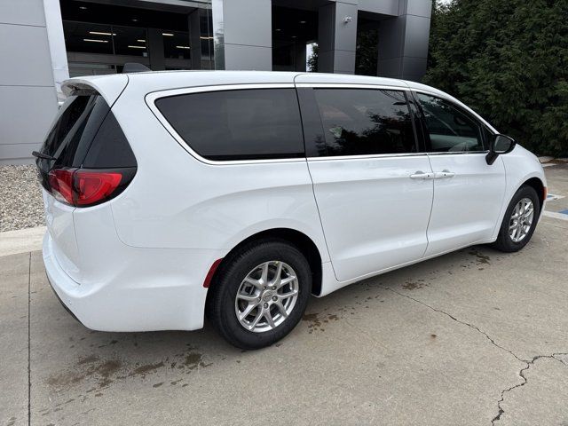 2025 Chrysler Voyager LX