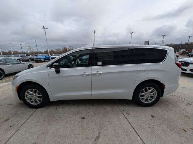 2025 Chrysler Voyager LX