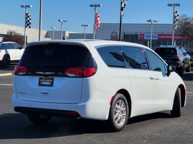 2025 Chrysler Voyager LX