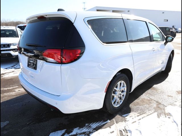 2025 Chrysler Voyager LX