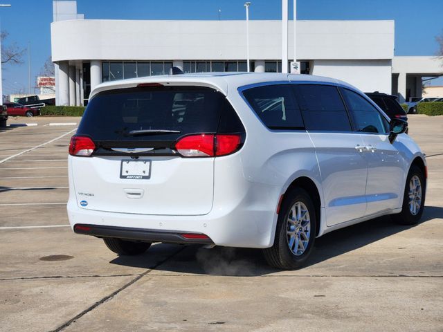 2025 Chrysler Voyager LX