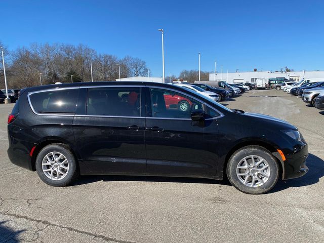 2025 Chrysler Voyager LX