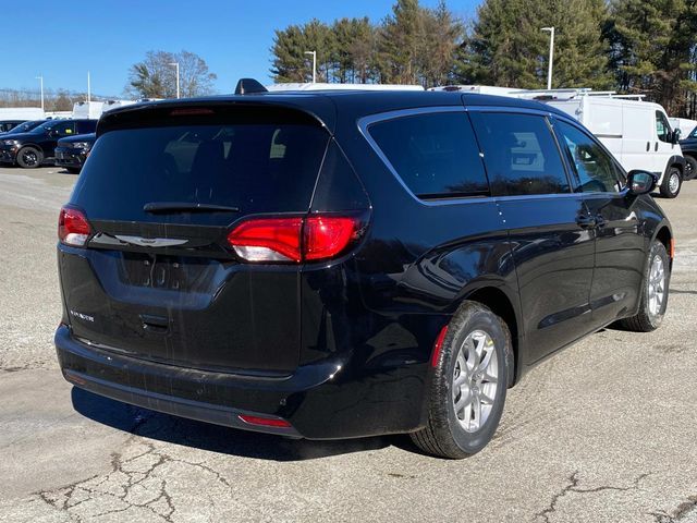 2025 Chrysler Voyager LX