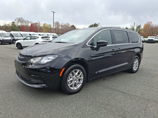 2025 Chrysler Voyager LX